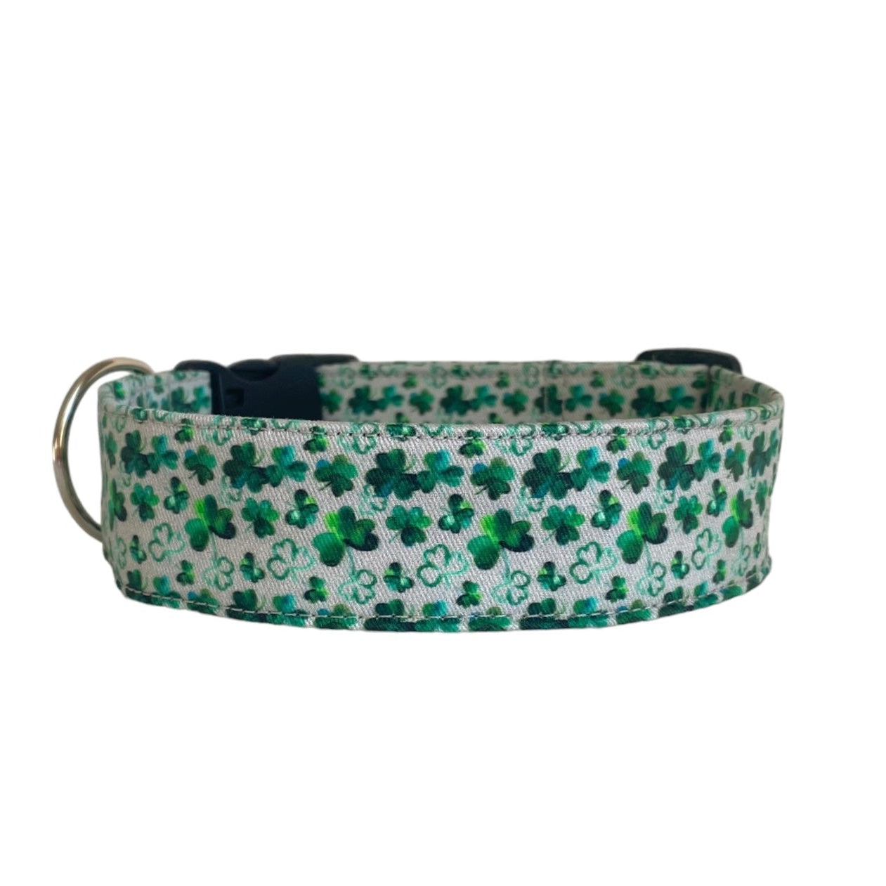 This collar features a charming clover pattern in soft watercolor hues, perfect for a touch of luck and style. Personalize it with your pet’s name for a unique and stylish touch!