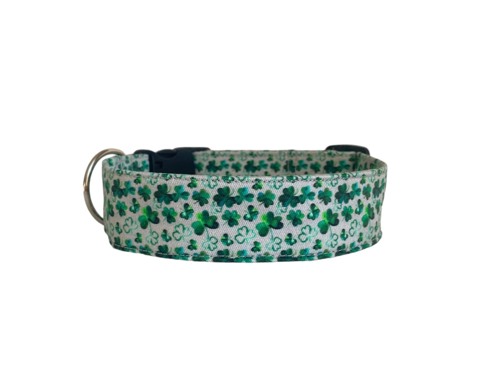 This collar features a charming clover pattern in soft watercolor hues, perfect for a touch of luck and style. Personalize it with your pet’s name for a unique and stylish touch!