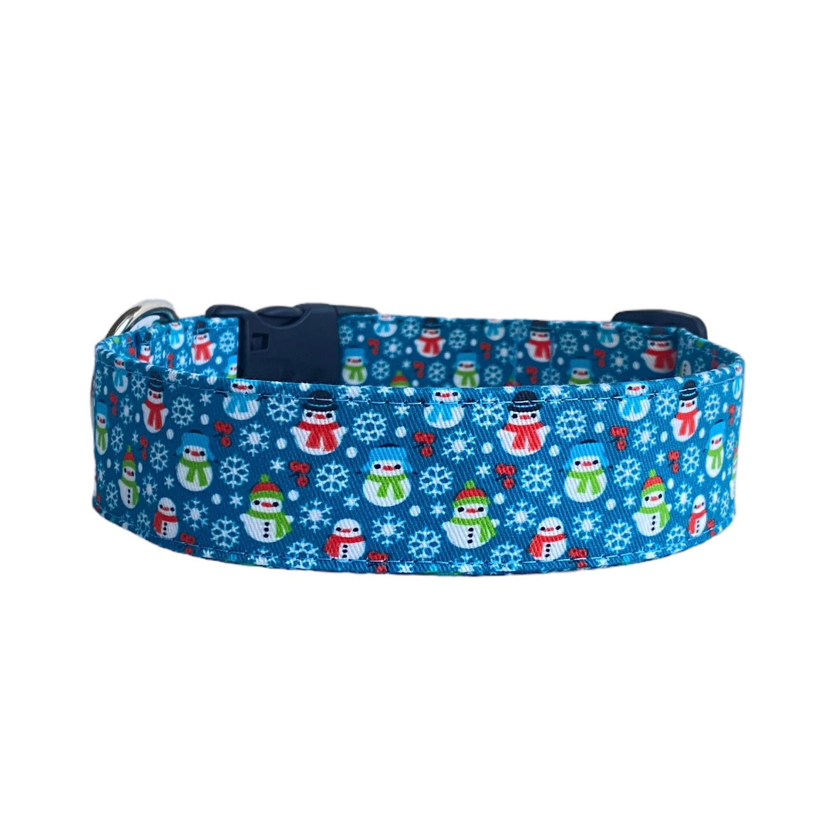 Whether for a Christmas photoshoot or a winter walk, this adorable collar adds a touch of seasonal sweetness to your dog's look! Blue collar with small snowmen and snow flakes all over the print