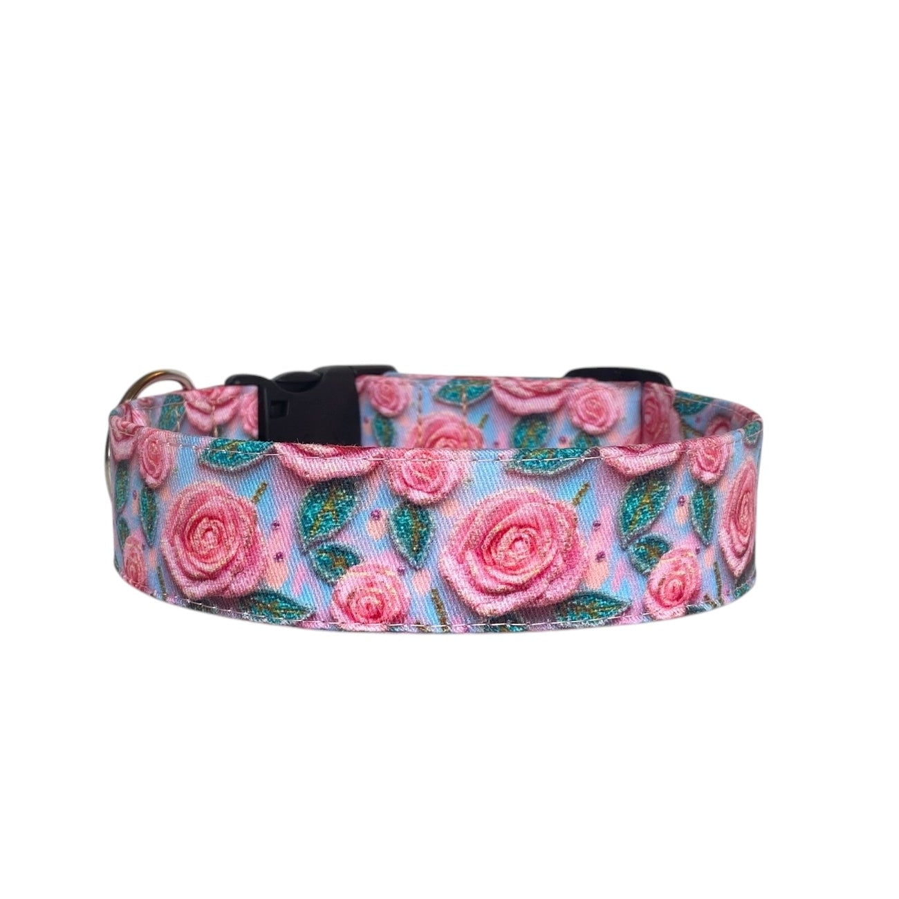 This beautiful dog collar features a delicate pink rose pattern with sparkling accents, perfect for adding a touch of elegance to your pet's wardrobe. Ideal for spring and special occasions, it can be personalized with embroidery, such as your dog’s name, or an engraved buckle for added charm and practicality. This stylish collar combines sophistication with functionality, making it a standout accessory for your furry friend.