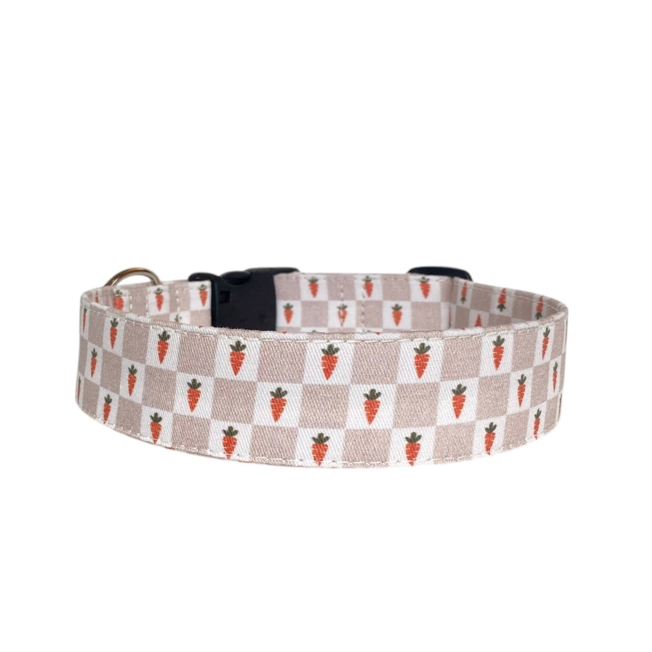 This adorable Easter-themed dog collar features a charming beige and white checkered pattern adorned with playful carrot illustrations, perfect for celebrating the spring season. It can be personalized with embroidery, such as your dog's name, and the buckle can be engraved with important details for added style and functionality. To complete the look, we also offer matching accessories, making it a festive and stylish choice for your pup this Easter!