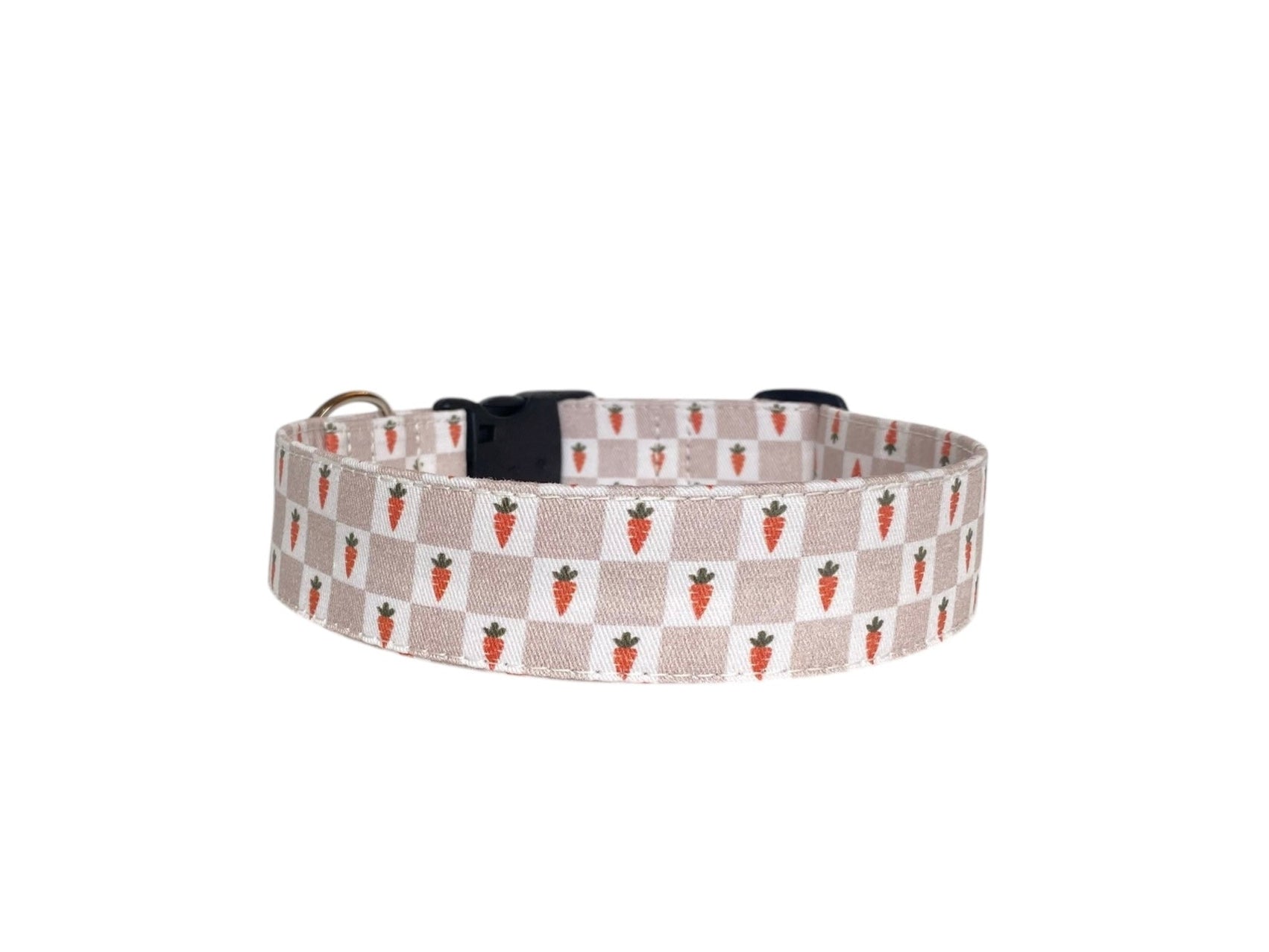 This adorable Easter-themed dog collar features a charming beige and white checkered pattern adorned with playful carrot illustrations, perfect for celebrating the spring season. It can be personalized with embroidery, such as your dog's name, and the buckle can be engraved with important details for added style and functionality. To complete the look, we also offer matching accessories, making it a festive and stylish choice for your pup this Easter!