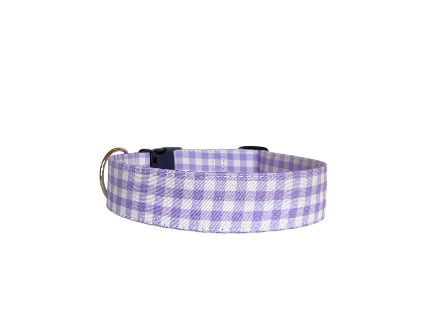 This charming lavender gingham dog collar is perfect for spring, ideal for stylish pups. It can be personalized with embroidery or with an engraved buckle for added safety. Handmade and beautifully crafted, this collar is a perfect blend of functionality and style for your furry friend’s springtime adventures.