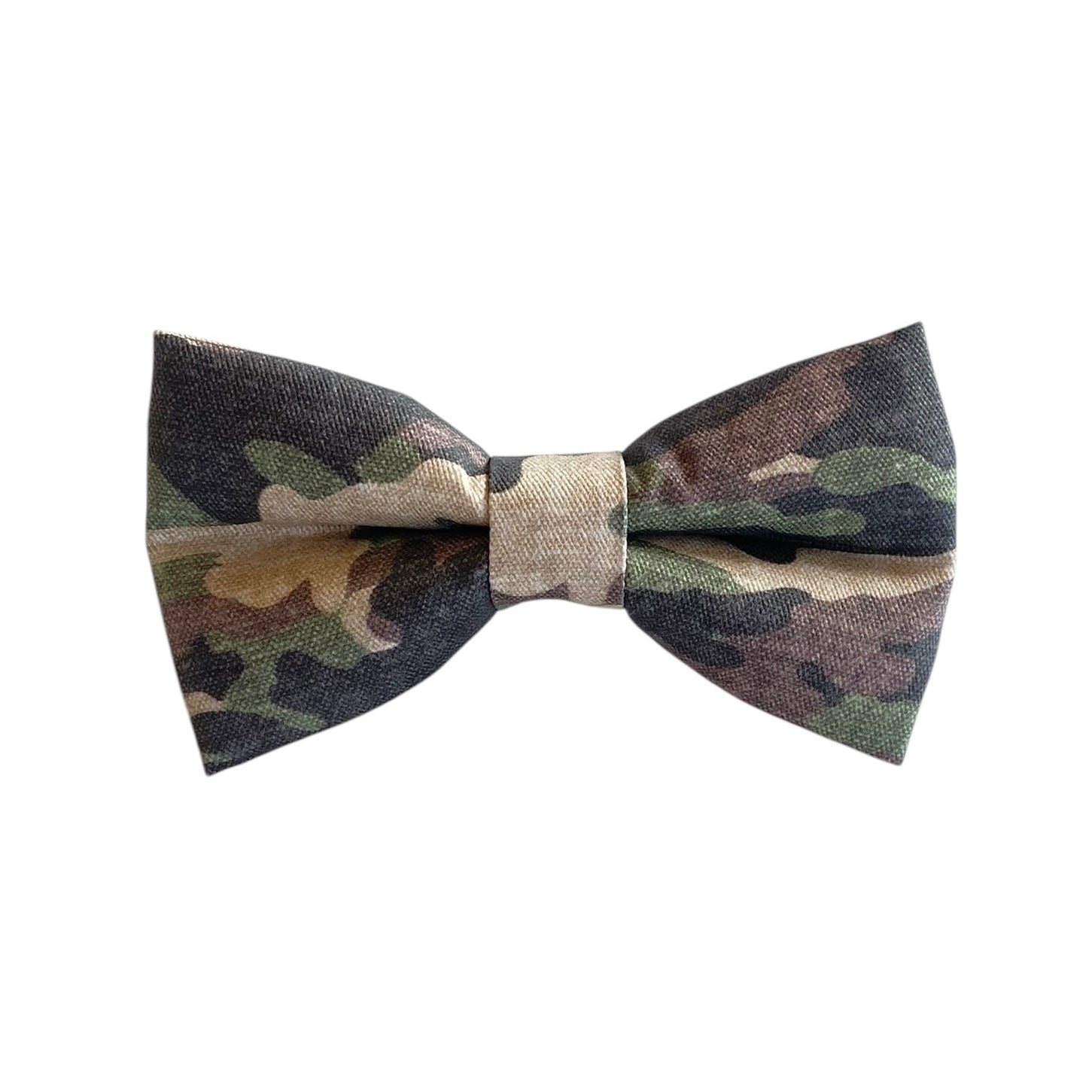 This rugged dog bow tie features a classic camouflage pattern, perfect for adventurous pups or those who love a bold, outdoorsy look. Designed with an adjustable Velcro strap, it securely attaches to any collar, ensuring a comfortable fit for dogs of all sizes. Stylish and durable, this bow tie is a great way to showcase your dog’s personality while adding a unique touch to their wardrobe!