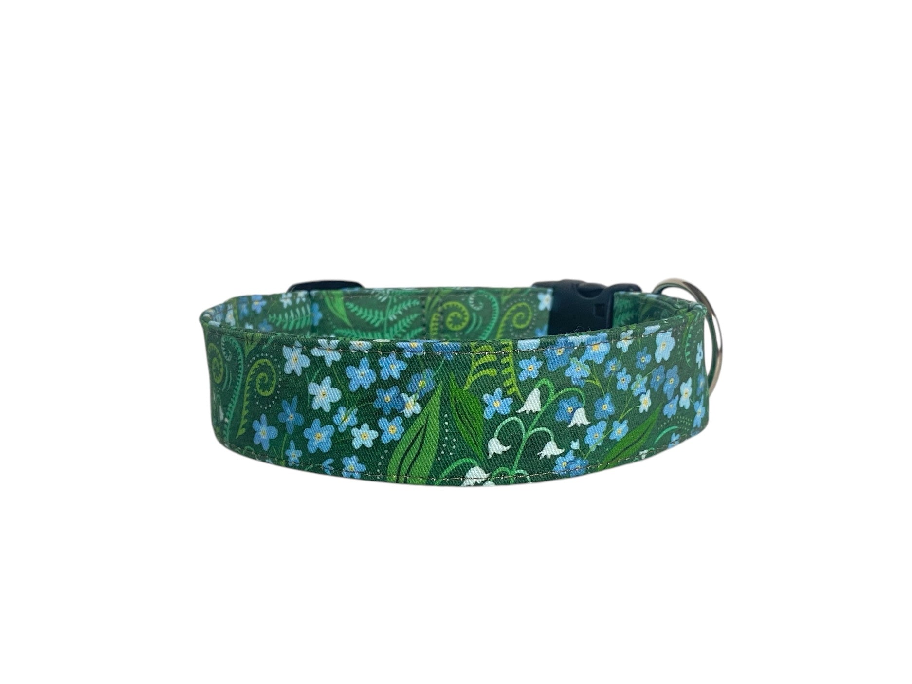 Whether choosing from a traditional dog collar, embroidered dog collar, or engraved buckle dog collar, you’ll find a great selection to choose from.  Duke & Fox® personalized dog collars come in a variety of unique styles and patterns. Our embroidered collars and engraved buckle collars also add to your dog's safety and your peace of mind with critical contact information should you and your dog get separated. 