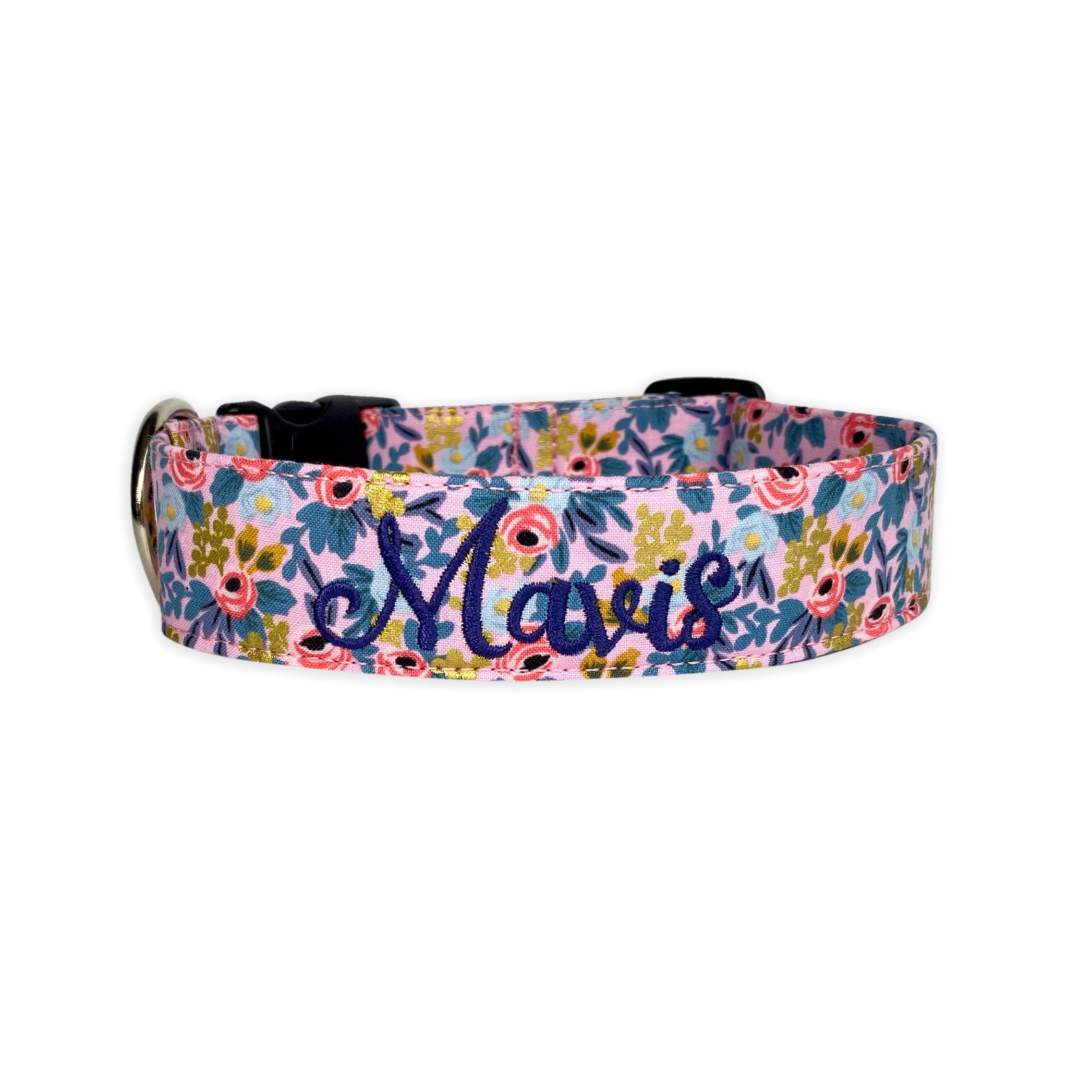 This elegant floral dog collar has chic shimmering gold accents, creating a sophisticated and stylish look. The beautiful floral pattern adds a touch of femininity to any pups wardrobe.
