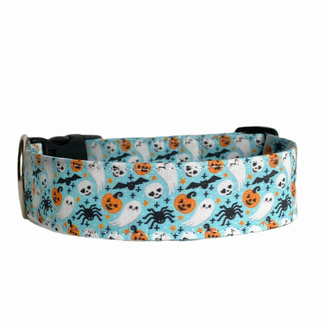 Whether choosing from a traditional dog collar, embroidered dog collar, or engraved buckle dog collar, you’ll find a great selection to choose from.  Duke & Fox® personalized dog collars come in a variety of unique styles and patterns. Our embroidered collars and engraved buckle collars also add to your dog's safety and your peace of mind with critical contact information should you and your dog get separated.  