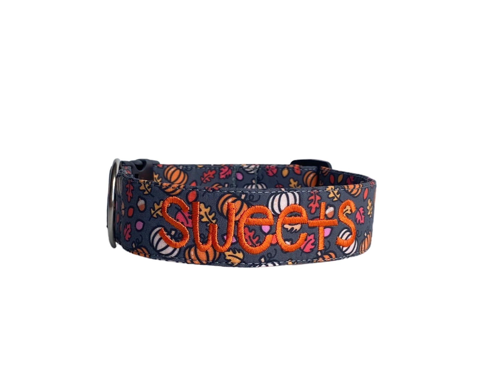 Whether choosing from a traditional dog collar, embroidered dog collar, or engraved buckle dog collar, you’ll find a great selection of personalized dog collars to choose from.  Duke & Fox® personalized dog collars come in a variety of unique styles and patterns. Our embroidered collars and engraved buckle collars also add to your dog's safety and your peace of mind with critical contact information should you and your dog get separated.  Harvest pumpkins dog collar. Halloween dog collar. Fall dog collar.