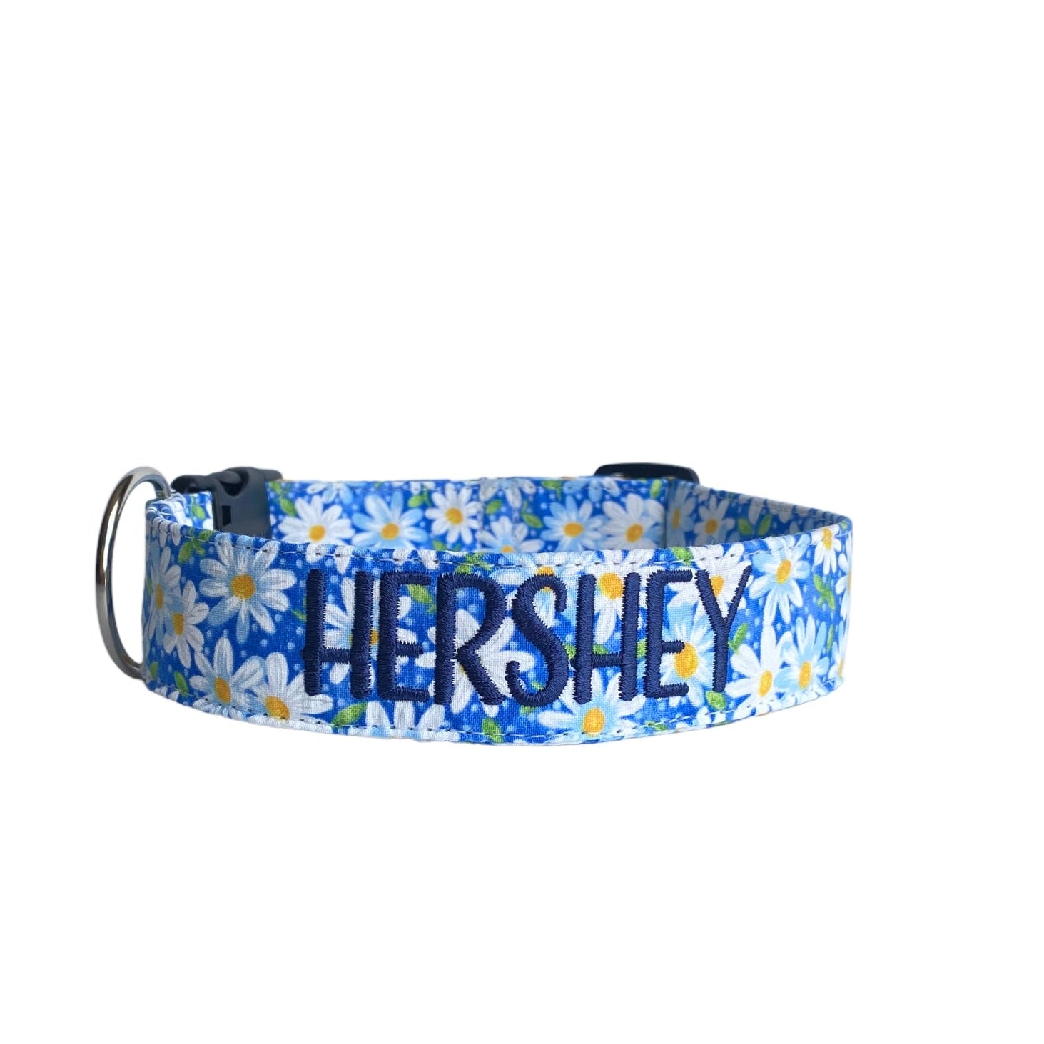 Whether choosing from a traditional dog collar, embroidered dog collar, or engraved buckle dog collar, you’ll find a great selection of personalized dog collars to choose from.  Duke & Fox® personalized dog collars come in a variety of unique styles and patterns. Our embroidered collars and engraved buckle collars also add to your dog's safety and your peace of mind with critical contact information should you and your dog get separated.  Blue Daisy dog collar.