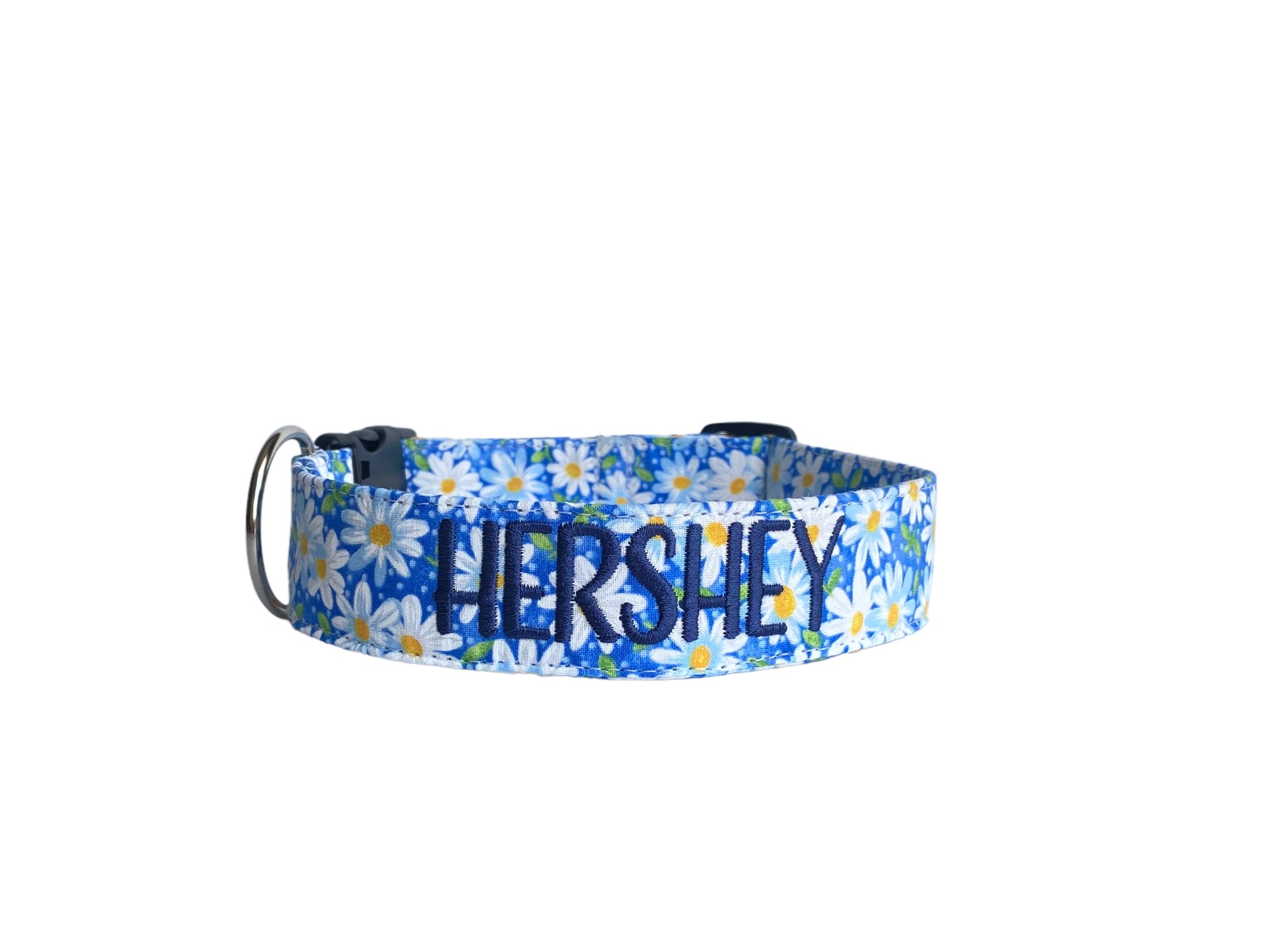 Whether choosing from a traditional dog collar, embroidered dog collar, or engraved buckle dog collar, you’ll find a great selection of personalized dog collars to choose from.  Duke & Fox® personalized dog collars come in a variety of unique styles and patterns. Our embroidered collars and engraved buckle collars also add to your dog's safety and your peace of mind with critical contact information should you and your dog get separated.  Blue Daisy dog collar.