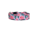 This beautiful dog collar features a delicate pink rose pattern with sparkling accents, perfect for adding a touch of elegance to your pet's wardrobe. Ideal for spring and special occasions, it can be personalized with embroidery, such as your dog’s name, or an engraved buckle for added charm and practicality. This stylish collar combines sophistication with functionality, making it a standout accessory for your furry friend.