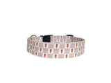 This adorable Easter-themed dog collar features a charming beige and white checkered pattern adorned with playful carrot illustrations, perfect for celebrating the spring season. It can be personalized with embroidery, such as your dog's name, and the buckle can be engraved with important details for added style and functionality. To complete the look, we also offer matching accessories, making it a festive and stylish choice for your pup this Easter!