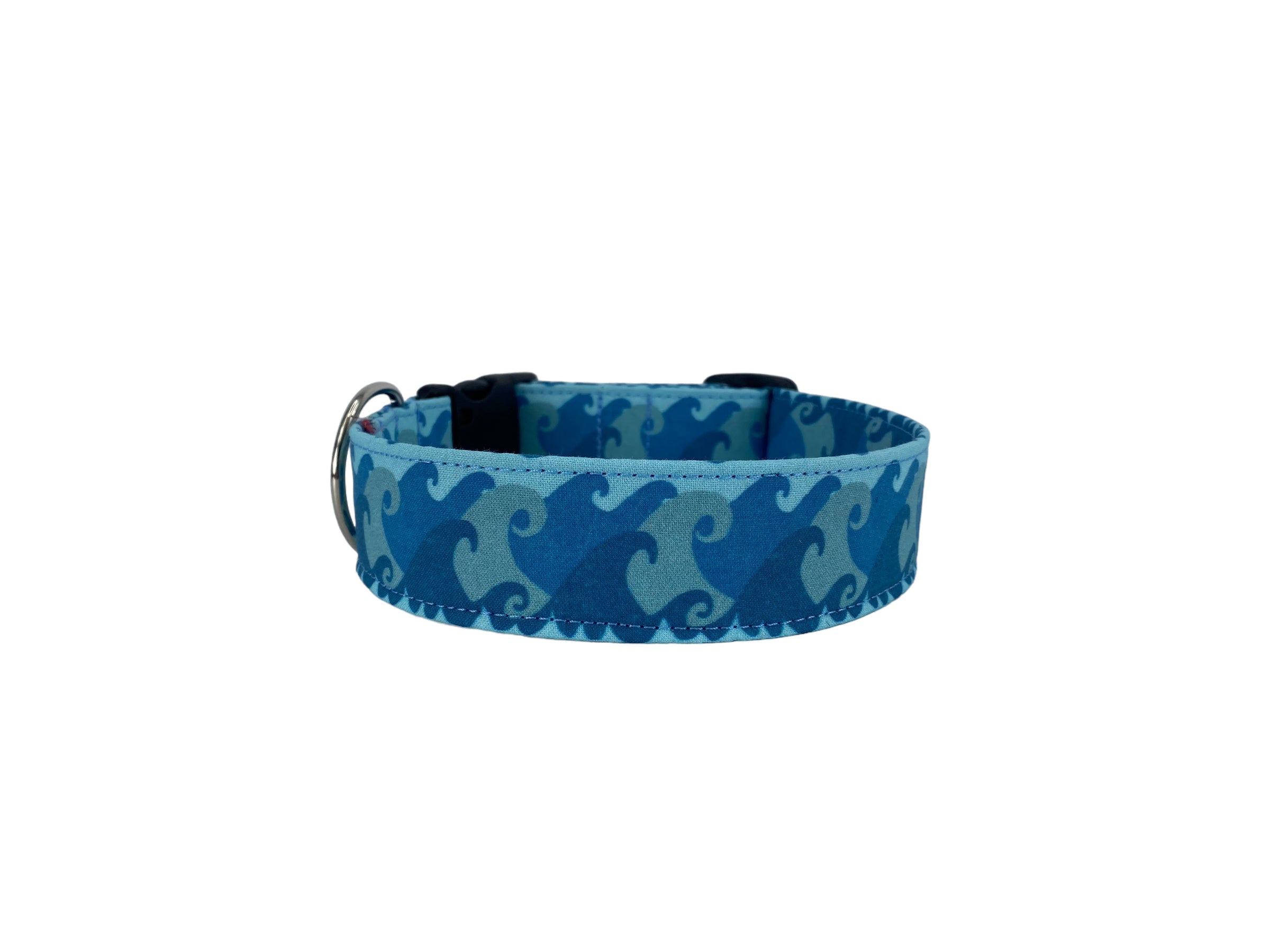 Whether choosing from a traditional dog collar, embroidered dog collar, or engraved buckle dog collar, you’ll find a great selection of personalized dog collars to choose from.  Duke & Fox® personalized dog collars come in a variety of unique styles and patterns. Our embroidered collars and engraved buckle collars also add to your dog's safety and your peace of mind with critical contact information should you and your dog get separated.  Blue waves dog collar. 